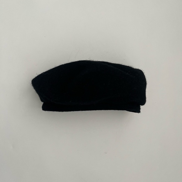 Gap women’s black beret - Picture 2 of 4